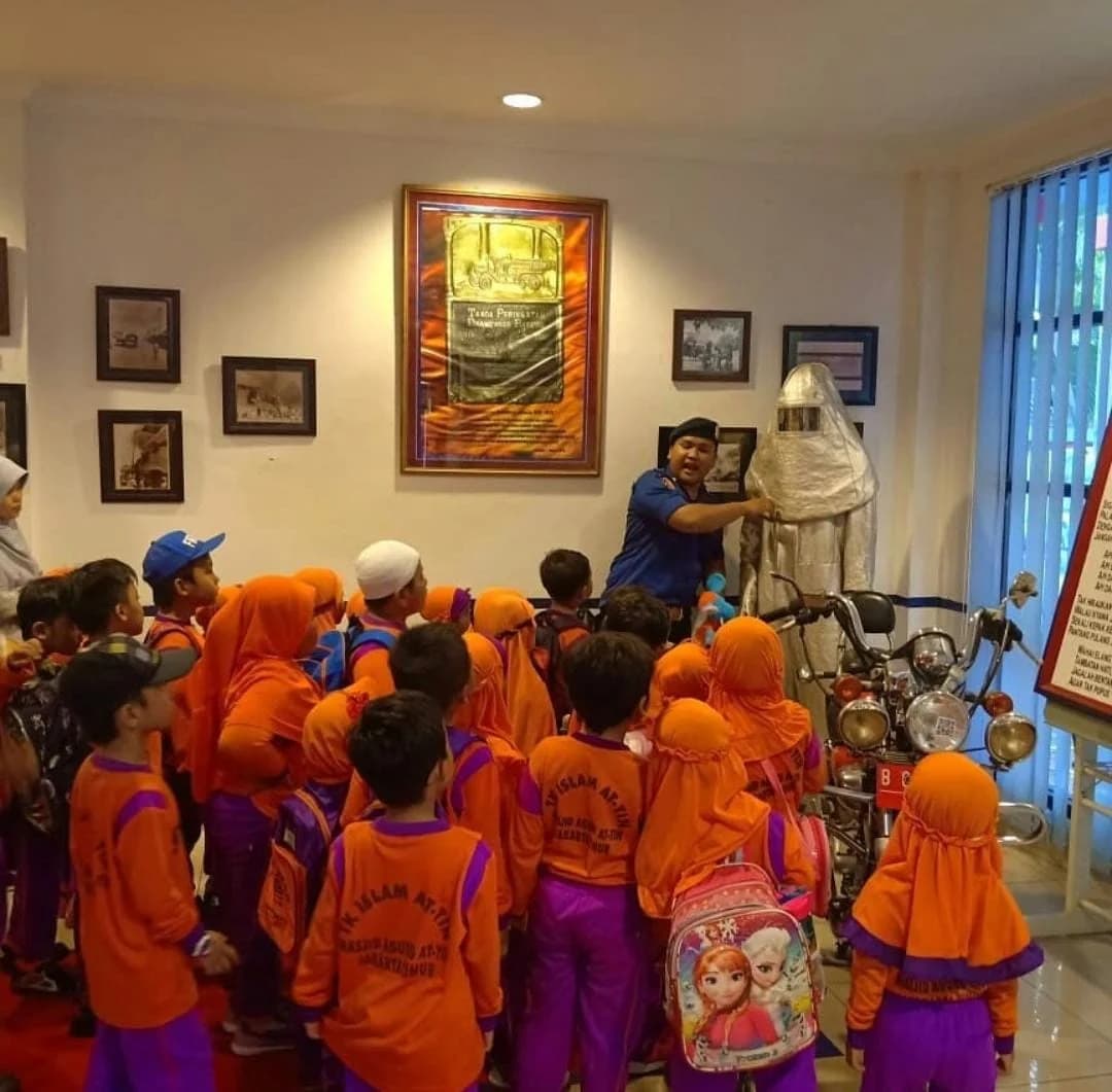 Mengenal Profesi "Pemadam Kebakaran"